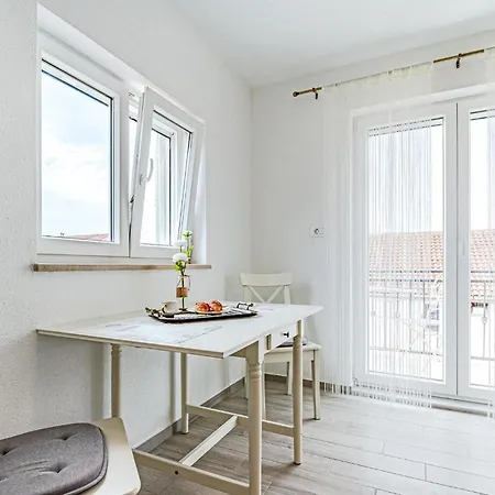 Appartement Stunning In With Kitchen *