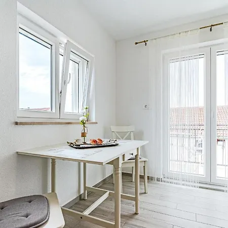 Daire Stunning In With Kitchen