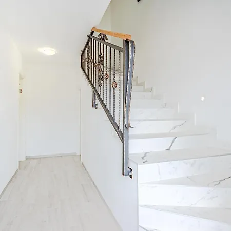 Stunning In With Kitchen أوروبيتش